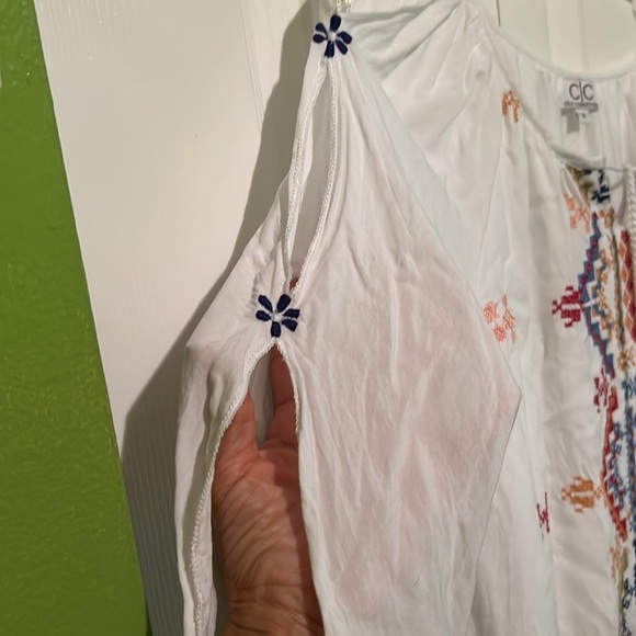 Chic Connection White Dress W/Multi color Embroidery, Womens S/P pre owned - Picture 3 of 9